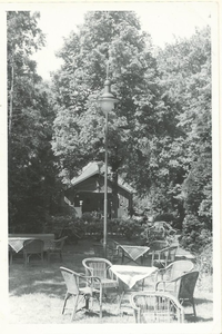 75 - Tuin, met op de achtergrong een prieeltje